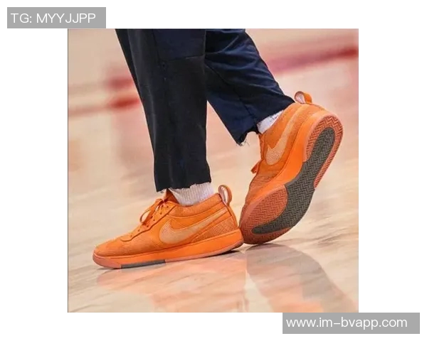 布克赛后手持库里签名鞋款Book1出席采访引发热议